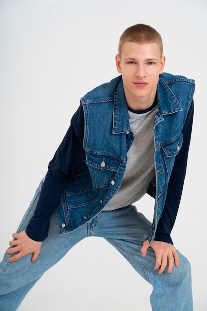 Foto gratuita giovane adolescente che indossa un vestito di jeans