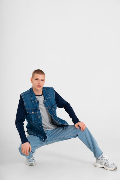 Foto gratuita giovane adolescente che indossa un vestito di jeans