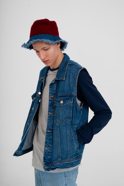 Free photo young teenage boy wearing a denim outfit