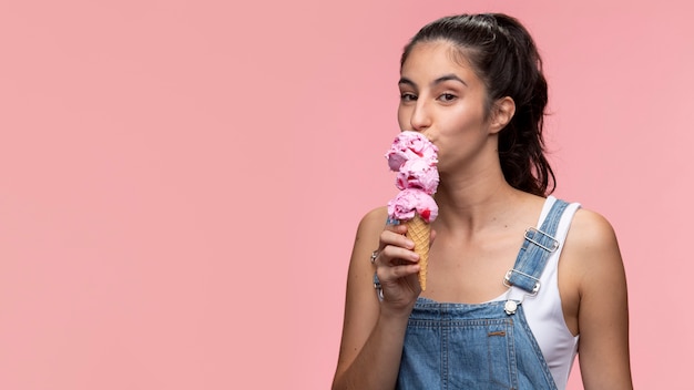 Foto gratuita giovane adolescente che mangia un gelato