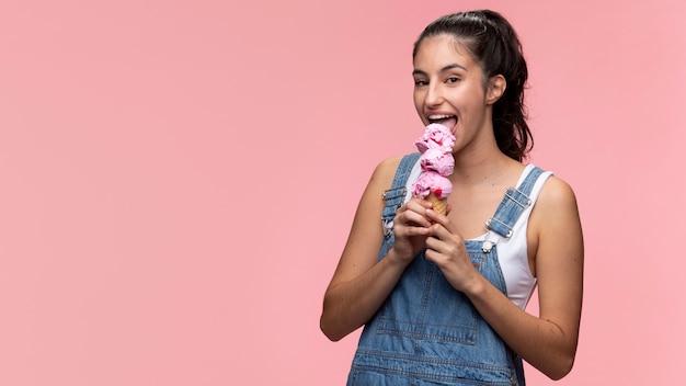 아이스크림을 먹는 어린 십대 소녀