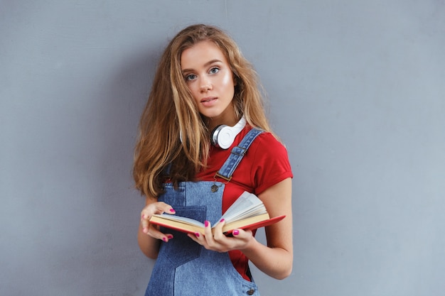 Free photo young teenage girl holding book