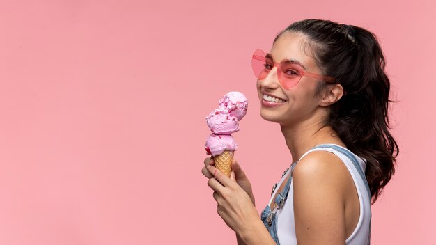 アイスクリームを食べるサングラスと若い10代の少女