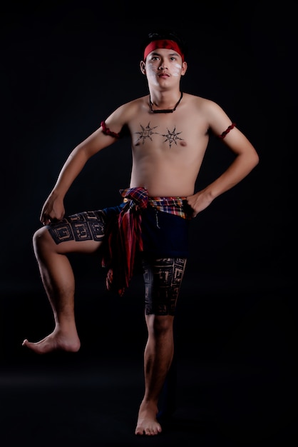 Foto gratuita giovane uomo thailandese con elementi tradizionali