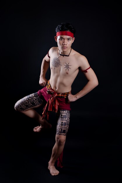 전통적인 요소와 젊은 태국 남자