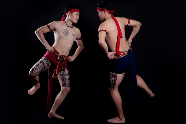 伝統的なダンスをしている若いタイ人男性