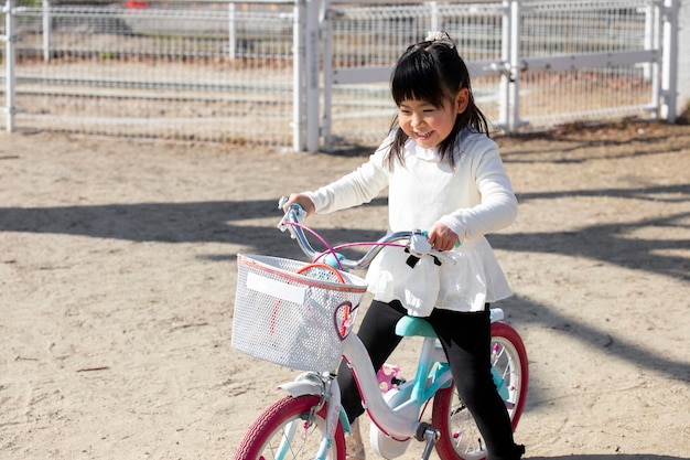 Foto gratuita giovane bambino che si diverte nel parco