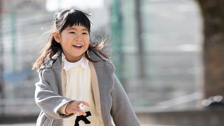 無料Photo 公園で楽しんでいる若い幼児