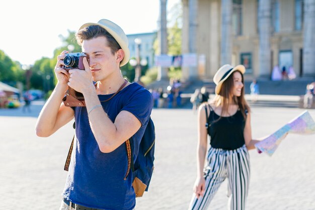 무료 사진 도시에서 관광하는 젊은 관광객 커플