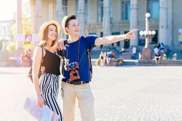 Free photo young tourist couple visiting city