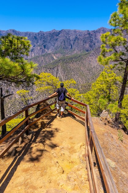 Caldera de Taburiente 국립 공원에서 Cumbrecita 산의 경치를 즐기는 젊은 관광객