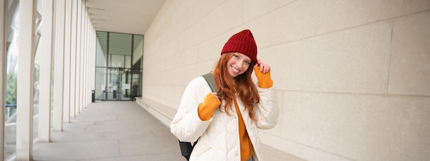 Молодая туристка счастливая девушка гуляет по европейскому городу с рюкзаком, студент идет в университет идет