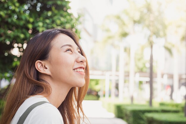 バンコクの美しい日当たりの良い狭い通りに憧れている若い旅行者のアジア人女性