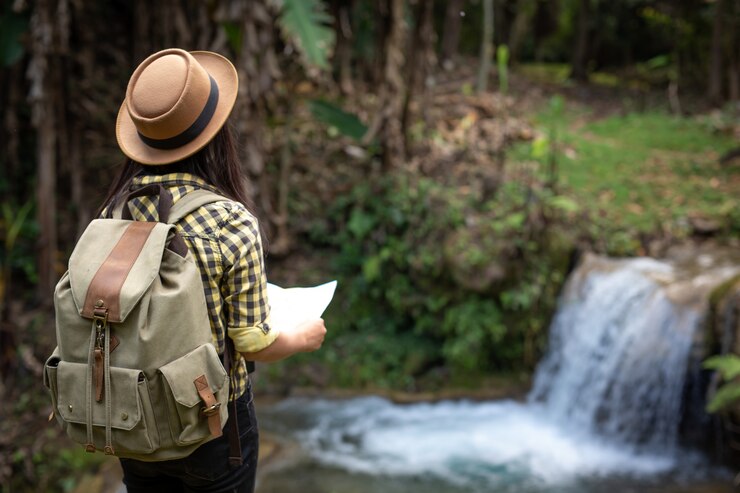 Free Photo young traveler 