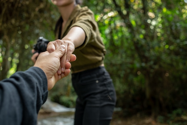 Foto gratuita i giovani viaggiatori si tengono per mano insieme