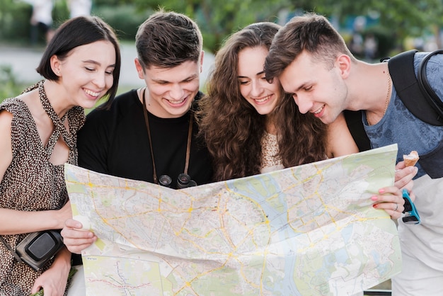 Giovani viaggiatori che esplorano la mappa della città