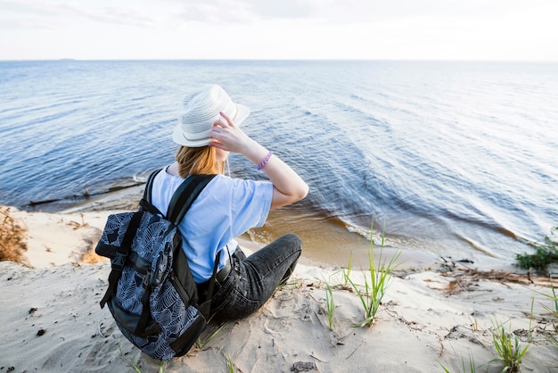 海を見ている若い旅行者