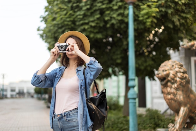 若い旅行者が路上で写真を撮る