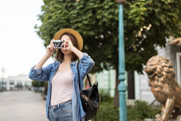 若い旅行者が路上で写真を撮る