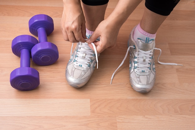 Foto gratuita giovani che legano le scarpe