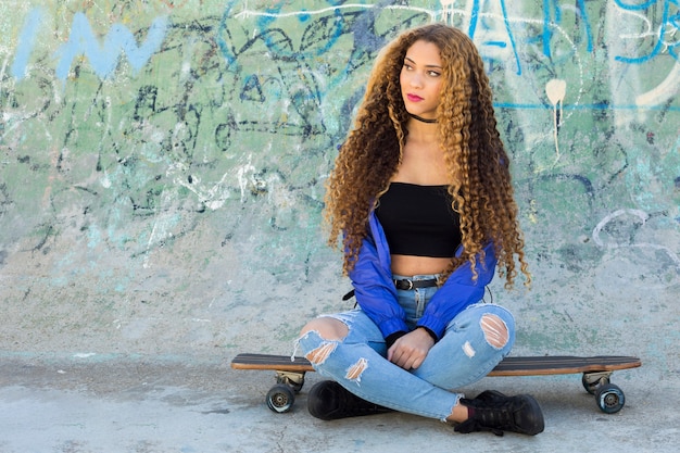 若い都市のスケーターの女性