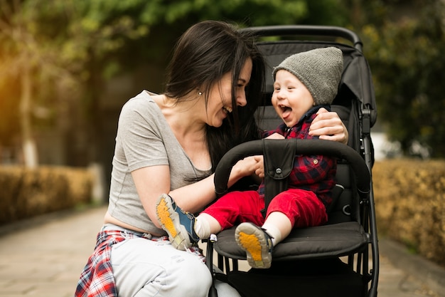 若い歩いている子供の家族の女性