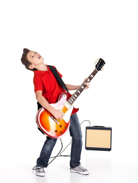 若い白人の少年は、明るい感情、白い背景の上のisolatadeでエレキギターを歌って演奏します