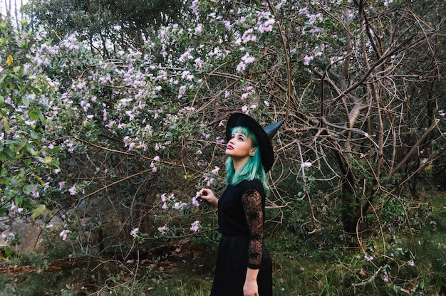 Молодая ведьма в цветущем дереве