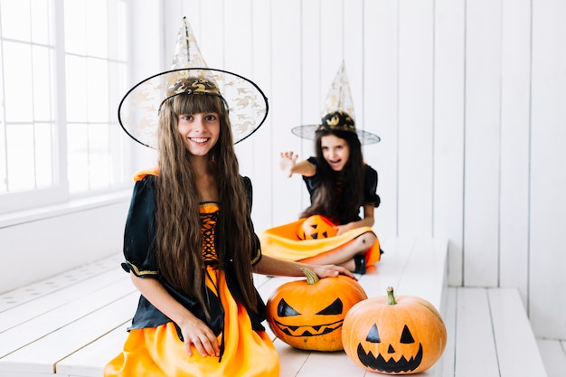 Foto gratuita giovani streghe godendo la festa di halloween