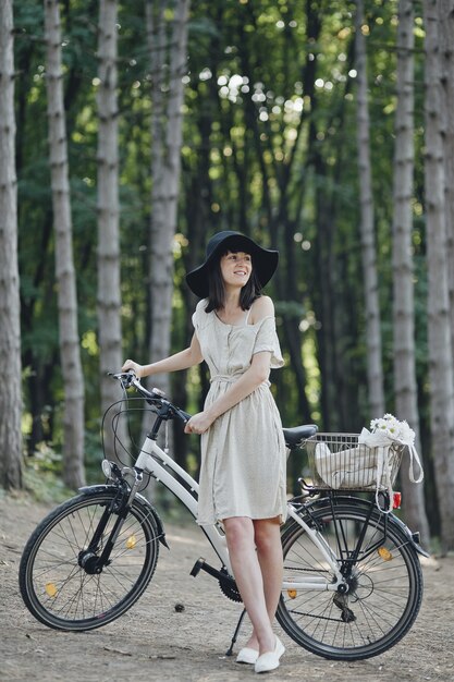 自転車で自然を背景に若い女性