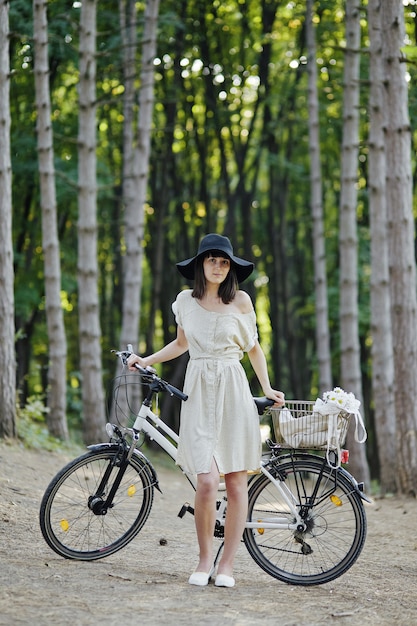 自転車で自然を背景に若い女性