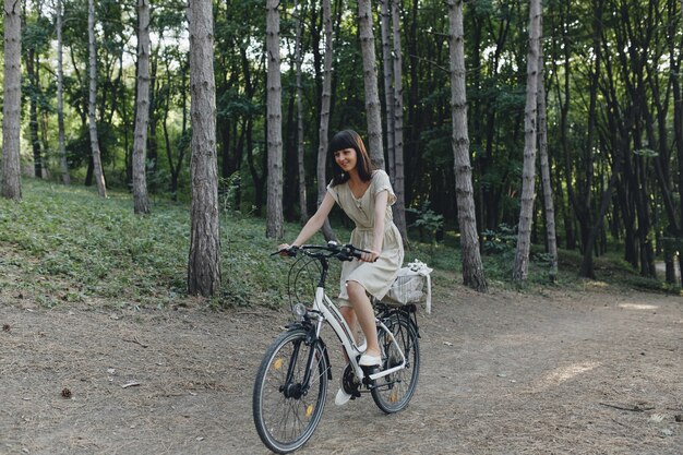 自転車で自然を背景に若い女性