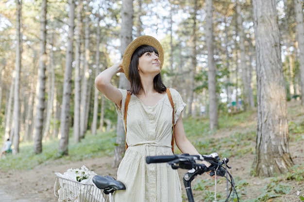 自転車で自然を背景に若い女性