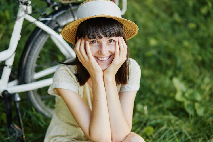 自転車で自然を背景に若い女性