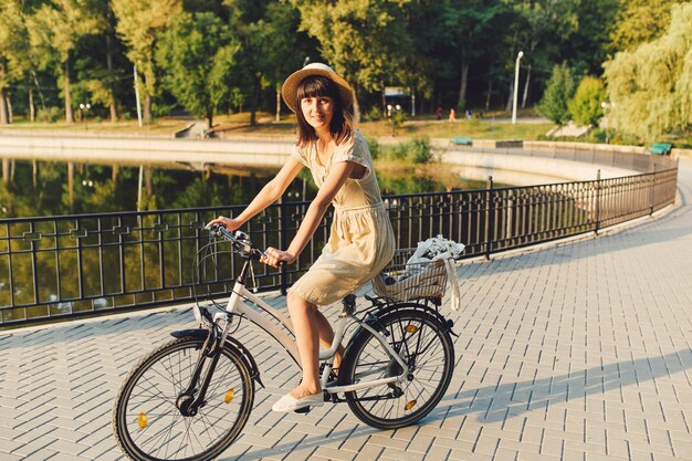 自転車で自然を背景に若い女性