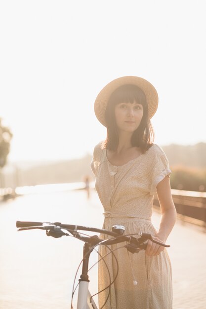 自転車で自然を背景に若い女性