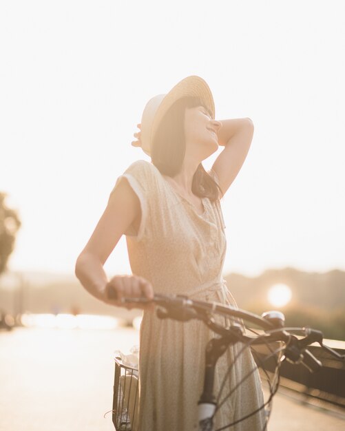 자전거와 함께 자연 배경 젊은 여자