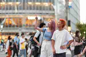 Бесплатное фото Молодая женщина и мужчина с веселыми цветами волос