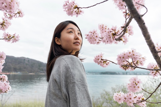 Giovane donna che apprezza la natura che la circonda