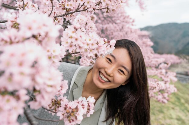 그녀를 둘러싼 자연을 감상하는 젊은 여자