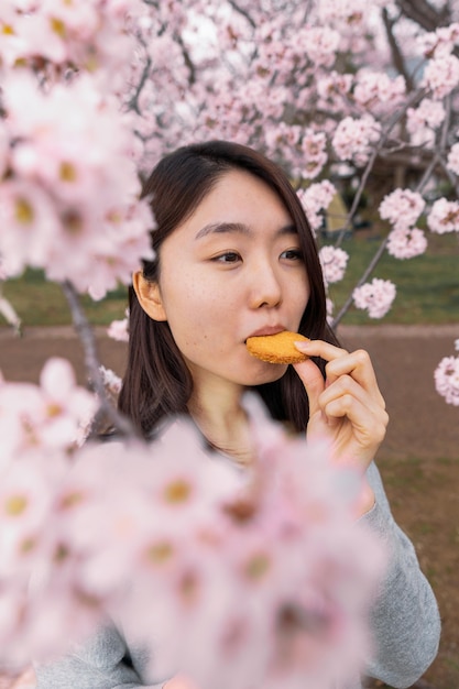 Foto gratuita giovane donna che apprezza la natura che la circonda