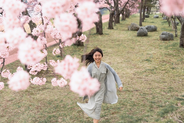 彼女を取り巻く自然に感謝する若い女性