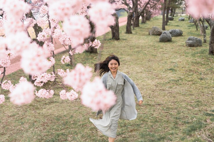 무료 Photo 그녀를 둘러싼 자연을 감상하는 젊은 여자