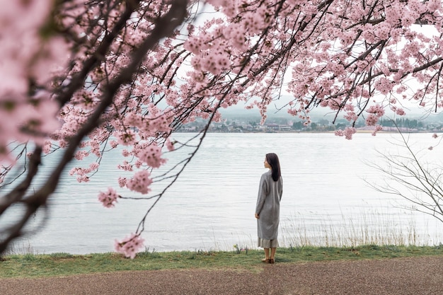 彼女を取り巻く自然に感謝する若い女性