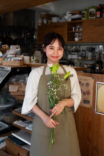 그녀의 케이크 가게를 준비하는 젊은 여자