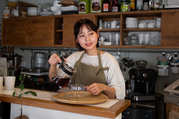 그녀의 케이크 가게를 준비하는 젊은 여자