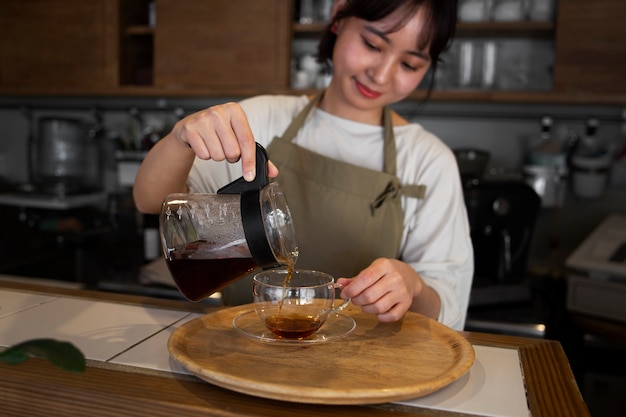 무료 사진 그녀의 케이크 가게를 준비하는 젊은 여자