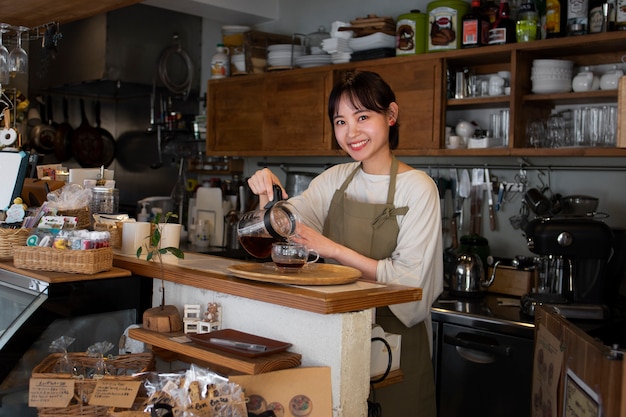 그녀의 케이크 가게를 준비하는 젊은 여자