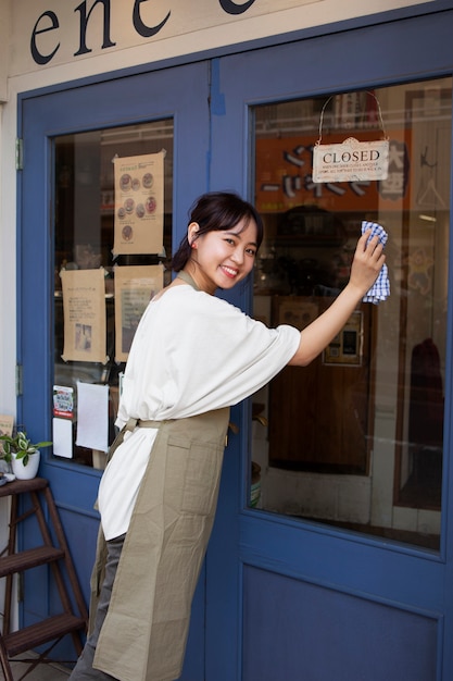 Foto gratuita giovane donna che sistema la sua pasticceria