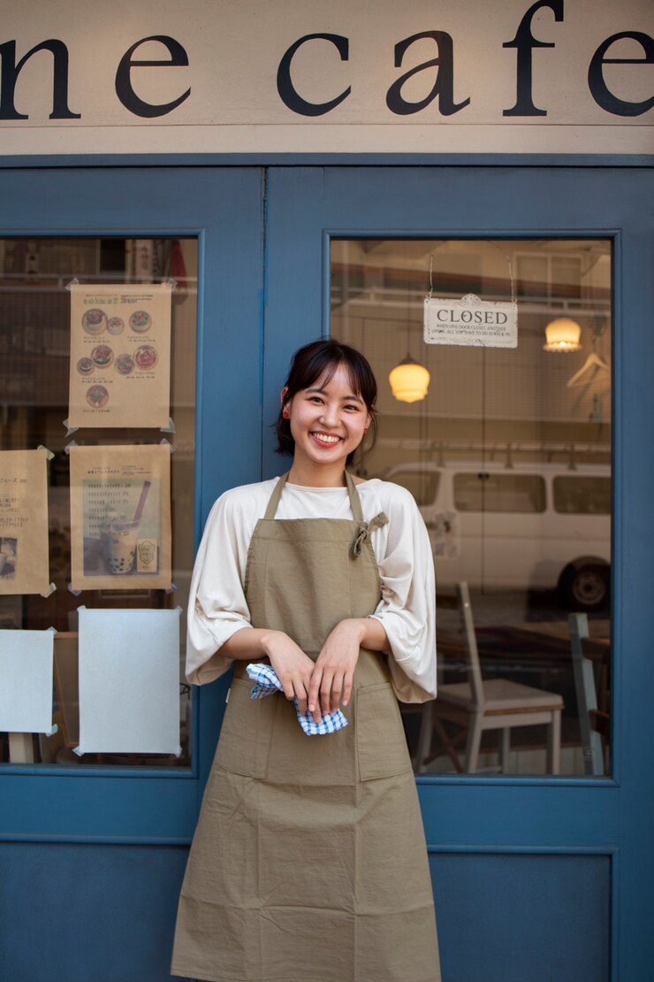 無料Photo 彼女のケーキ屋を手配する若い女性